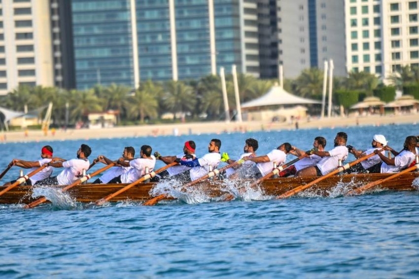 «تراث الإمارات» يتوج الفائزين بسباق أبوظبي لقوارب التجديف التراثية