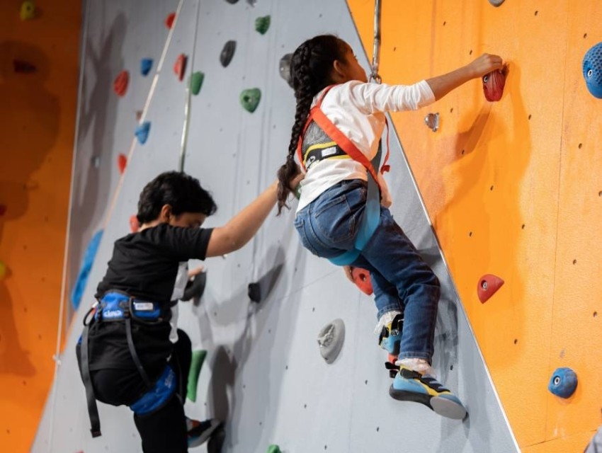 «كلايم أبوظبي» يدرب الأطفال على مهارات التسلق الداخلي