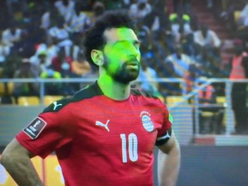 طبيب عيون يوضح التأثير الخطير لأشعة الليزر على لاعبي مصر أمام السنغال