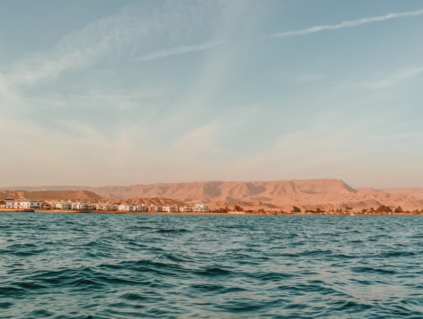 اتفاقية بين موانئ أبوظبي و«المصرية للمحطات» لتطوير ميناء العين السخنة