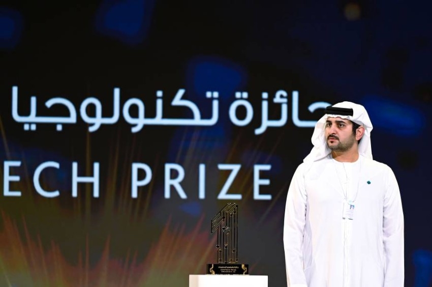 بحضور محمد بن راشد.. مكتوم بن محمد يكرم الفائزين بجائزة تكنولوجيا الحكومات