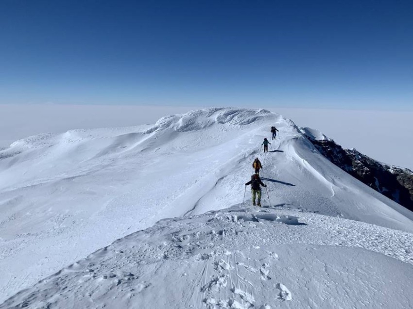 بالفيديو.. كويتي يدخل «غينيس» بتسلق القمم البركانية الأعلى بالعالم
