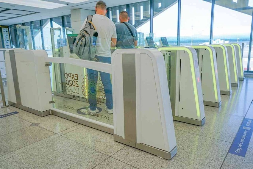 طريقة استخدام البوابات الذكية في مطارات دبي الدولية