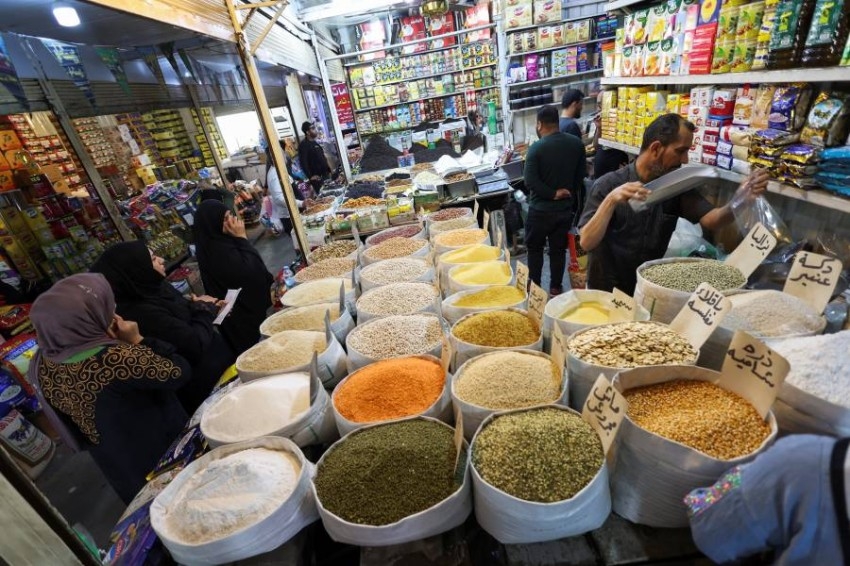 العراقيون يستعدون لشهر رمضان، ويشترون حاجاتهم