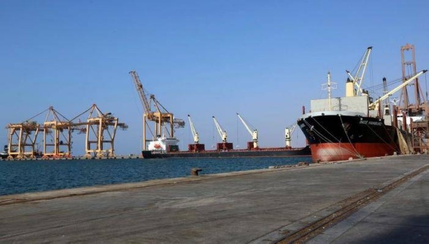 أول سفينة وقود تصل إلى ميناء الحديدة اليمني