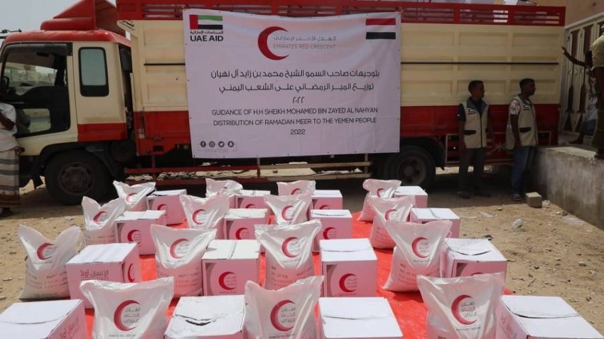 «الهلال الأحمر» الإماراتي توزع مئات الأطنان من المير الرمضاني في اليمن