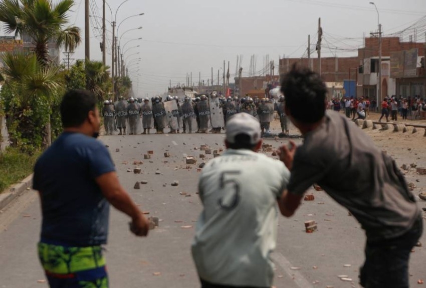 بيرو.. حظر تجول في العاصمة ليما وسط احتجاجات عنيفة بسبب التضخم