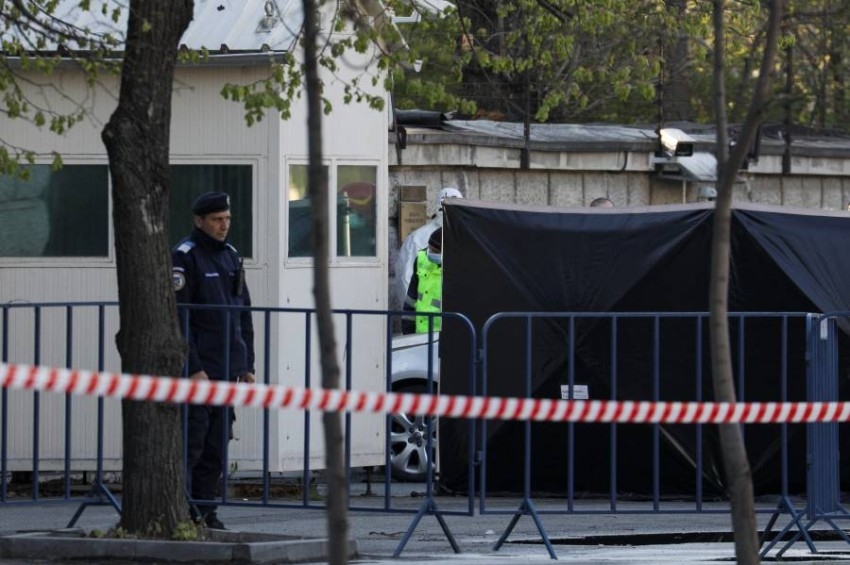 فيديو | سيارة تصطدم ببوابة السفارة الروسية في رومانيا ومقتل سائقها