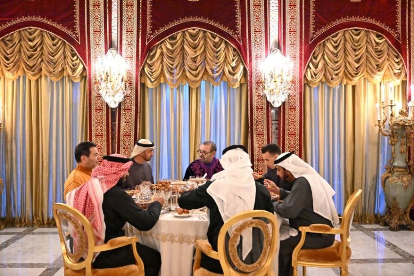 محمد بن زايد يحضر مأدبة إفطار أقامها ملك المغرب