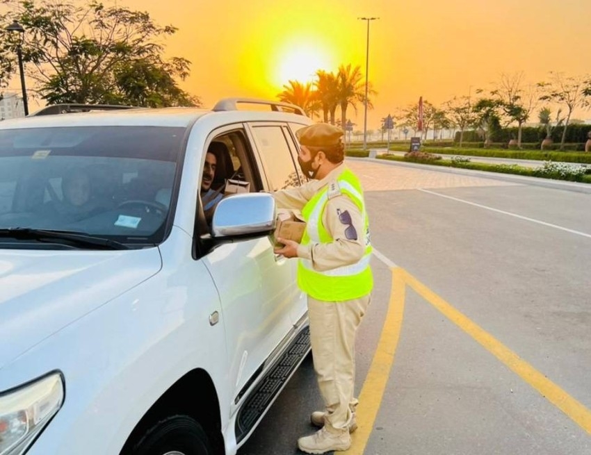 شرطة دبي توزع 7000 وجبة إفطار يومياً على مستخدمي الطريق