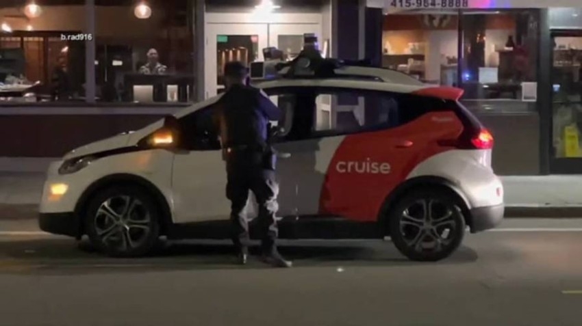 بالفيديو.. شرطي في سان فرانسيسكو يوقف سيارة.. بلا سائق