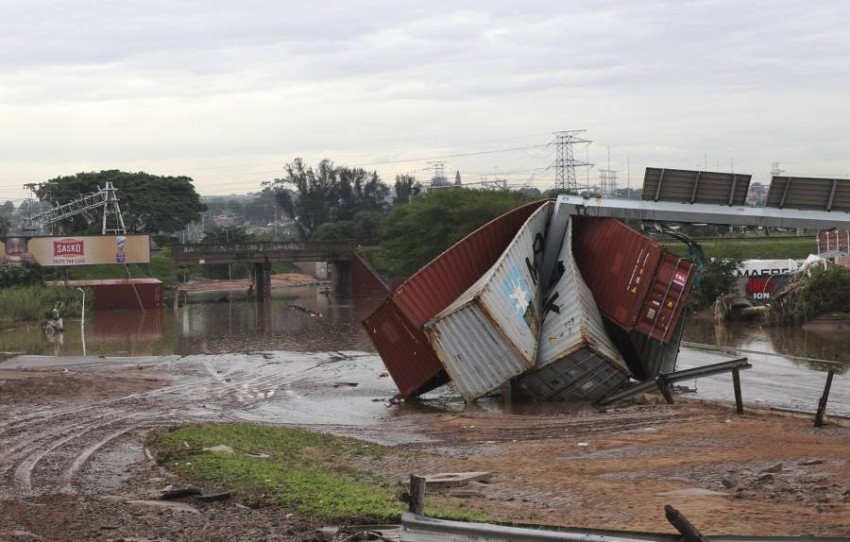 صور| ارتفاع حصيلة ضحايا الفيضانات في جنوب أفريقيا والفلبين