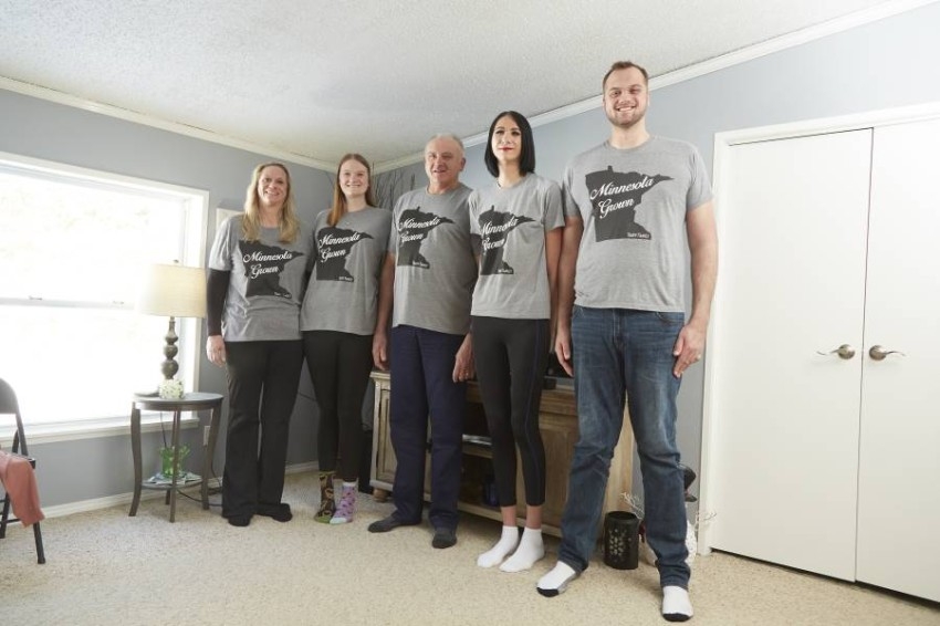 بالفيديو.. أسرة أمريكية تدخل «غينيس» بأطول عائلة في العالم