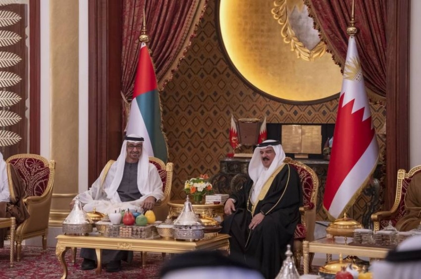 محمد بن زايد وملك البحرين يبحثان العلاقات الأخوية الراسخة ودعم العمل الخليجي