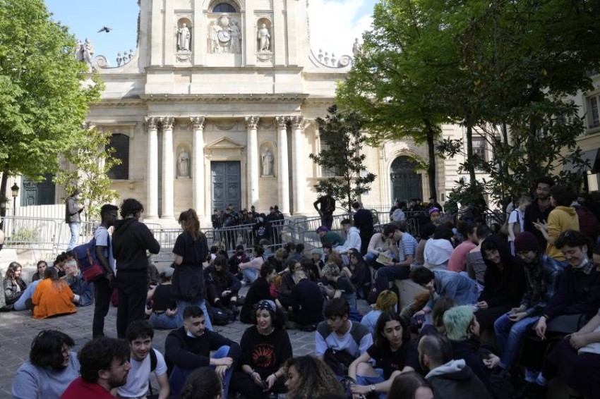 طلاب فرنسيون يغلقون كليات احتجاجاً على مرشحي الرئاسة