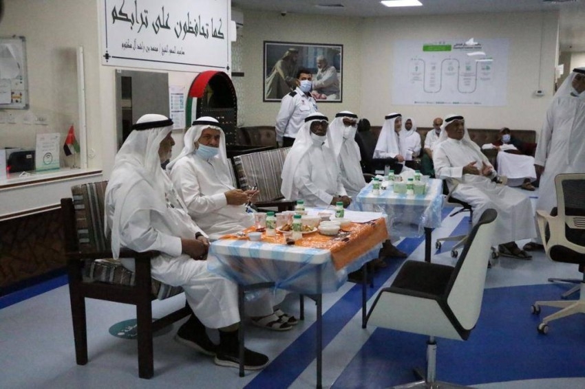شرطة دبي تنظم مأدبة إفطار لكبار المواطنين