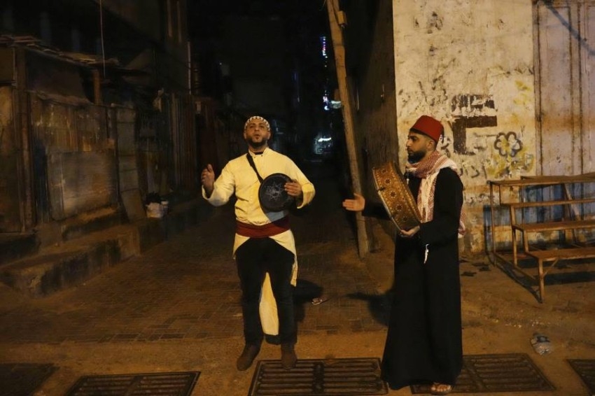 المسحراتي يوقظ الناس للسحور في شوارع وأزقة غزة