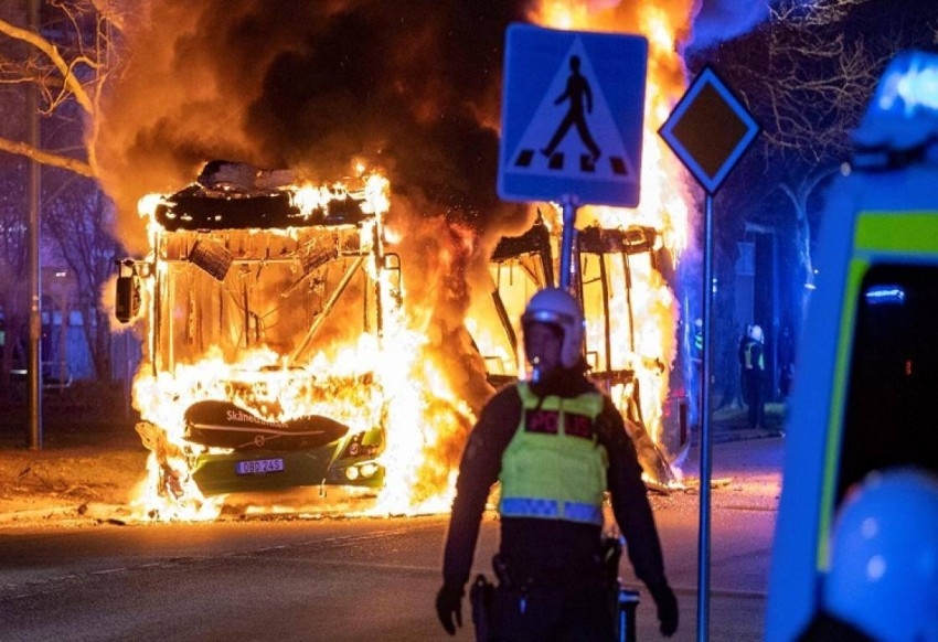 إدانات عربية واسعة لحرق متطرفين نسخة لـ«المصحف» في السويد