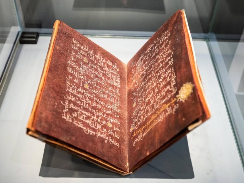متحف اللوفر أبوظبي يفتح «حكايات الورق وأسراره»