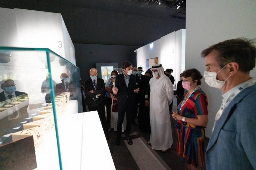 متحف اللوفر أبوظبي يفتح «حكايات الورق وأسراره»