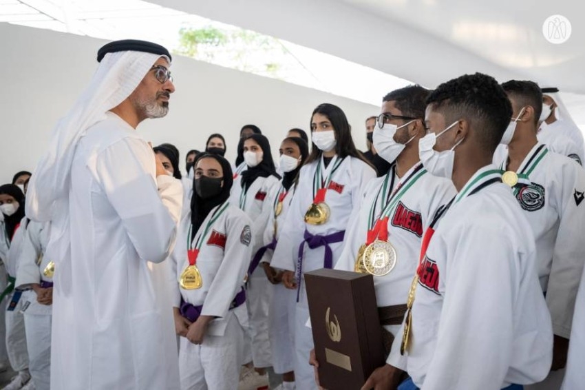 خالد بن محمد بن زايد يستقبل أبطال الإمارات في الجوجيتسو