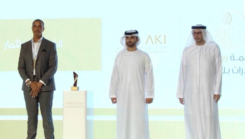 منصور بن محمد يكرّم الفائزين بجائزة «وطني الإمارات للعمل الإنساني»