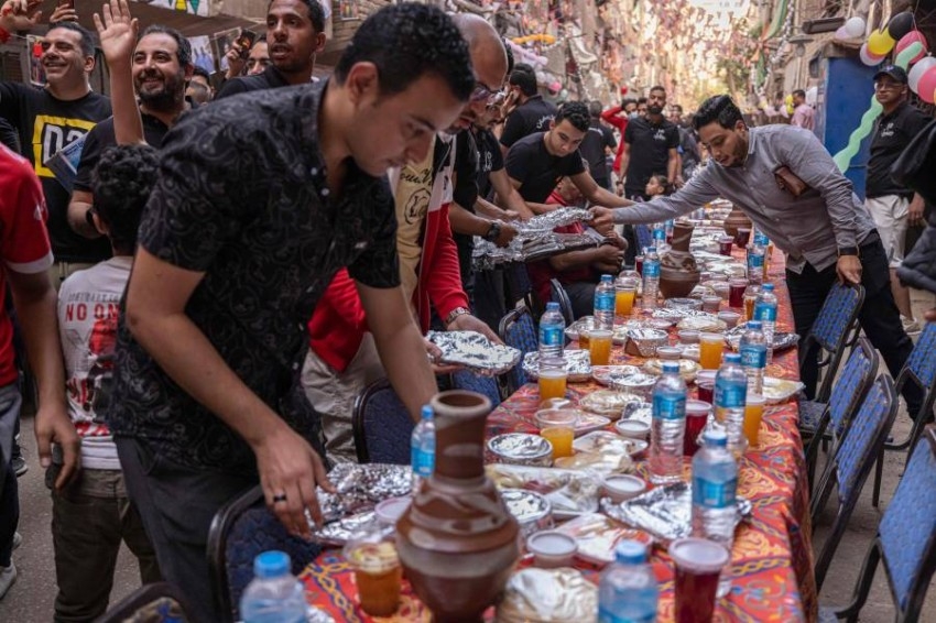 إفطار جماعي في ضاحية المطرية شمال شرق القاهرة
