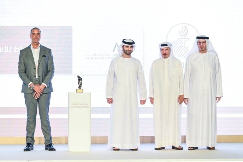 منصور بن محمد يكرّم الخيّاط للاستثمار بجائزة البصمة الرياضية