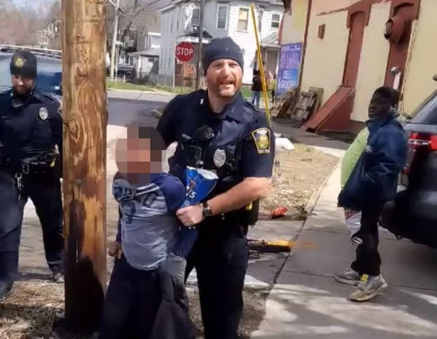 غضب وجدل بعدما أوقفت شرطة نيويورك طفلاً سرق رقائق بطاطس