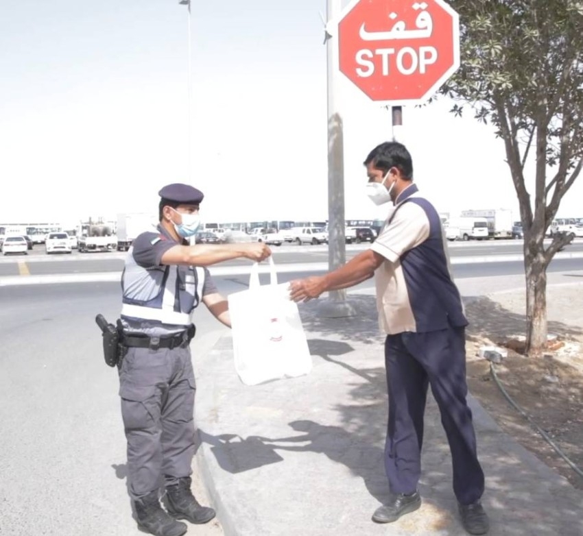 شرطة أبوظبي توزع الهدايا على العمال في «يوم زايد للعمل الإنساني»