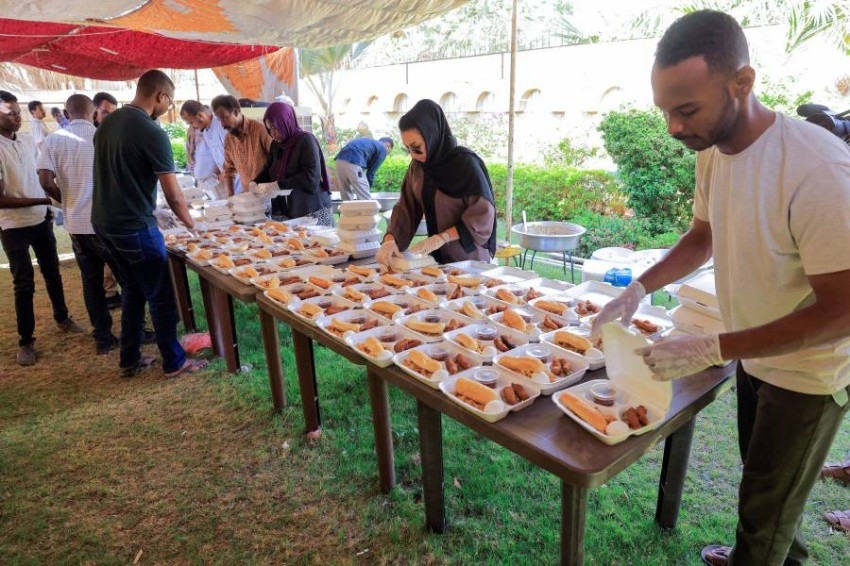 تحضير وجبات إفطار، وإفطار جماعي بالخرطوم في السودان