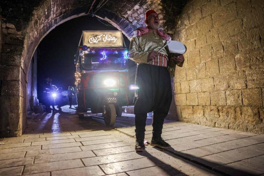 المسحراتي يعود ليوقظ الناس بشوارع إدلب القديمة