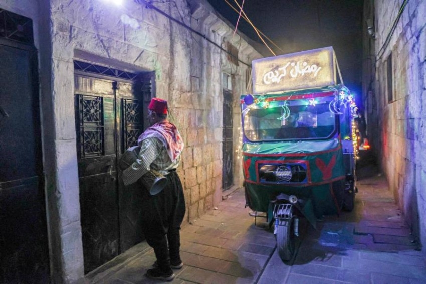المسحراتي يعود ليوقظ الناس بشوارع إدلب القديمة