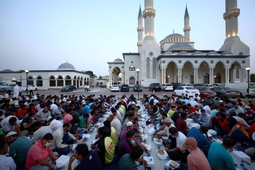 "إفطار صائم" بمسجد الفاروق عمر بن الخطاب بدبي