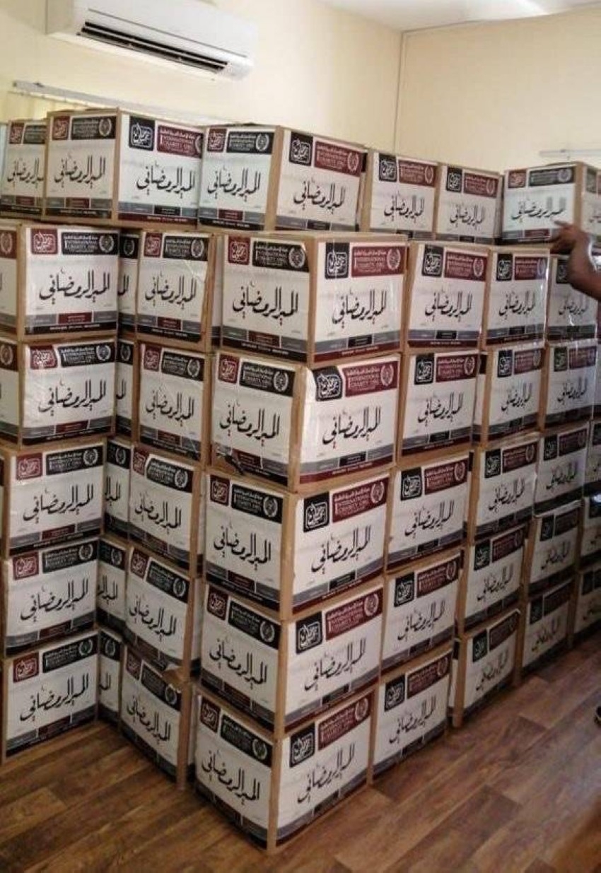 شرطة عجمان تدعم 316 من أسر النزلاء بتوزيع المير الرمضاني