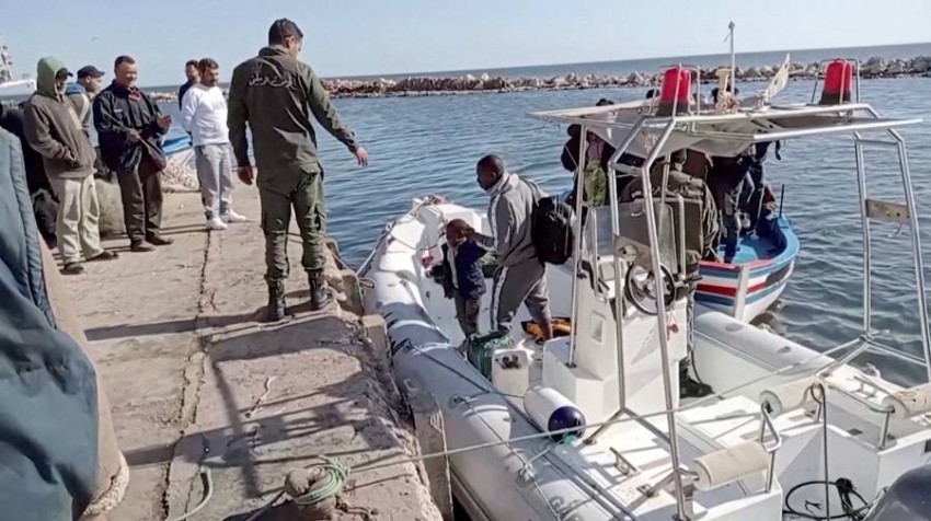 مقتل 12 مهاجراً وفقد 10 إثر غرق قوارب قبالة السواحل التونسية