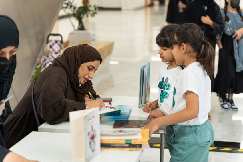 «الكتاب الإماراتي» يحتضن حفل توقيع لـ150 أديباً
