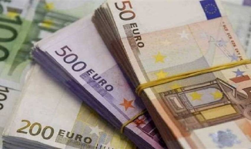 للمرة الأولى في 5 سنوات.. اليورو يتراجع دون 1.06 دولار