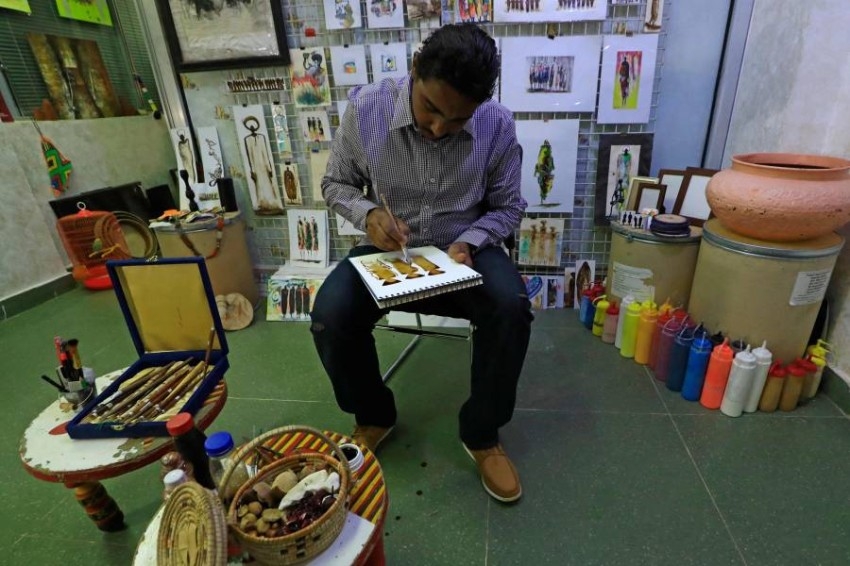 فنان سوداني يستخدم مواد من الطبيعة في لوحاته