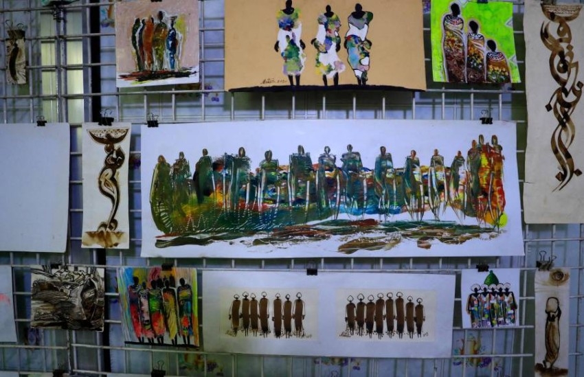فنان سوداني يستخدم مواد من الطبيعة في لوحاته