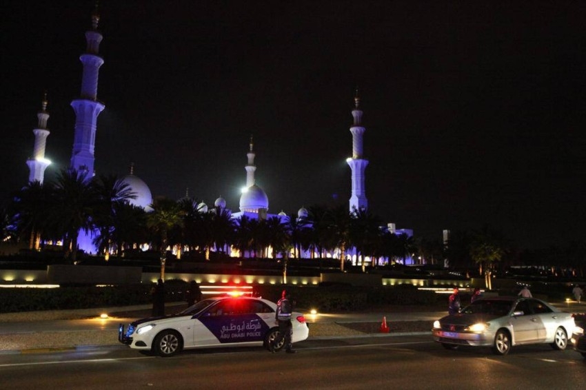 شرطة أبوظبي تشارك في تأمين راحة وسلامة المصلين