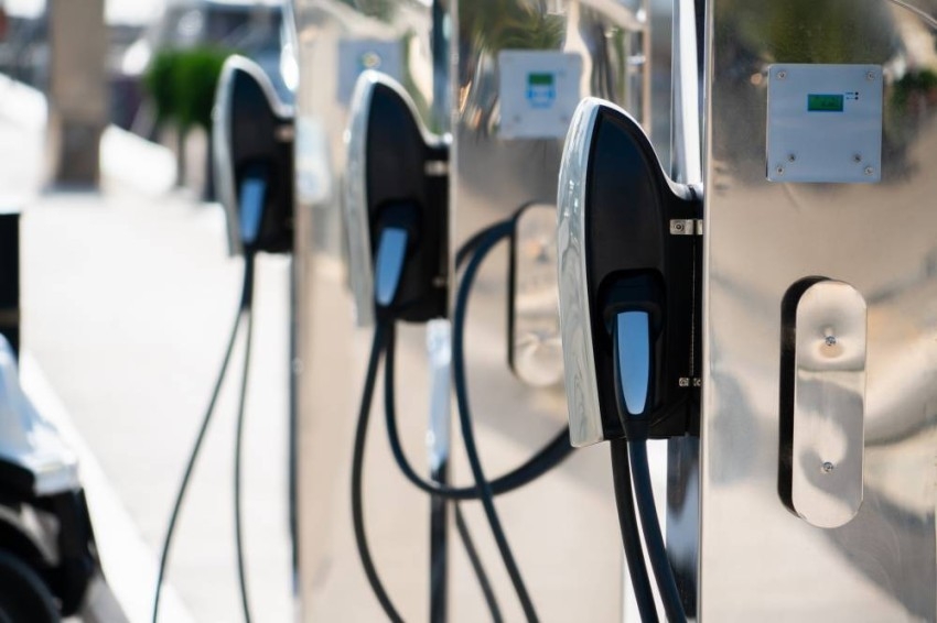انخفاض أسعار الوقود أخر انتشار ثقافة السيارات الكهربائية في الإمارات