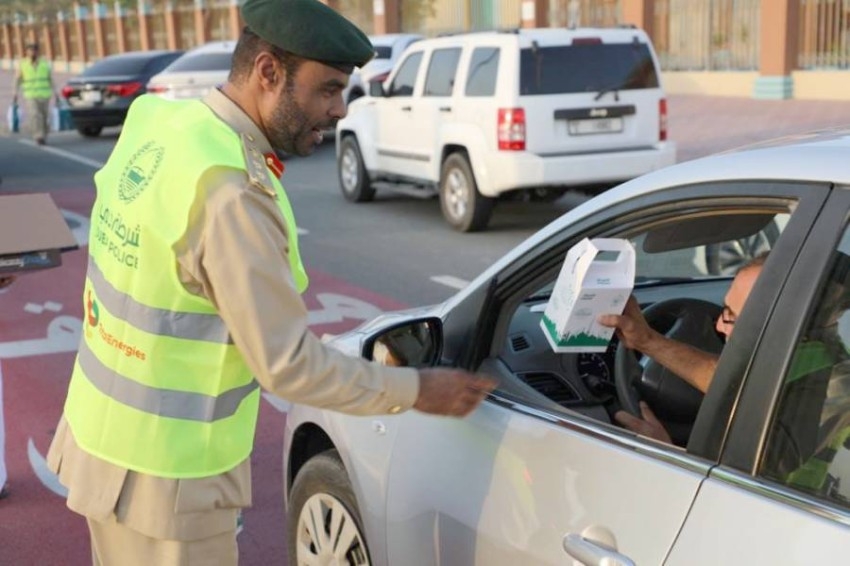 شرطة دبي توزع 205 آلاف وجبة إفطار على مستخدمي الطريق