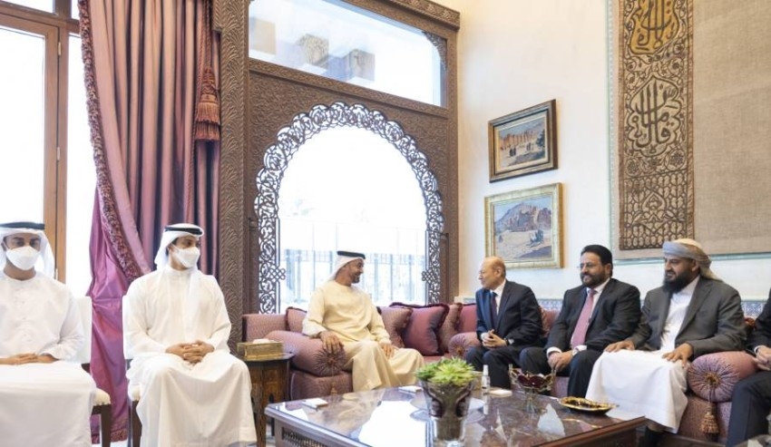 محمد بن زايد يبحث مع رئيس مجلس القيادة الرئاسي اليمني العلاقات الثنائية