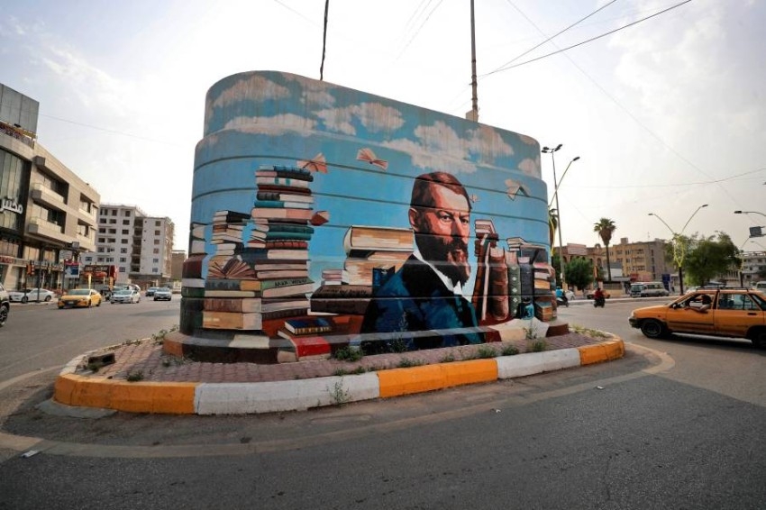 فنانة عراقية تلوّن رمادية بغداد بالجداريات