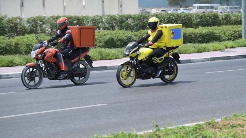 «طرق دبي» ترصد أبرز مخالفات سائقي دراجات التوصيل المتكررة