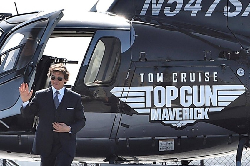 توم كروز يقود هليوكوبتر لحضور عرض Top Gun 2