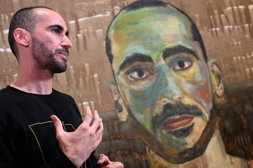 لاجئ مرشح لأهم جائزة فنية عن رسم ذاتي بفرشاة أسنان
