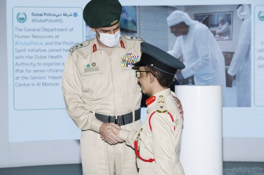 قائد عام شرطة دبي يحقق أمنية طالب من أصحاب الهمم