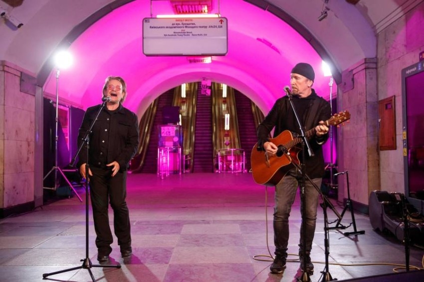 بالصور.. بونو يغني من مترو «كييف» لأجل السلام في أوكرانيا